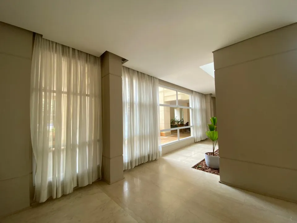 Cortinas de voil sob medida em hall de entrada