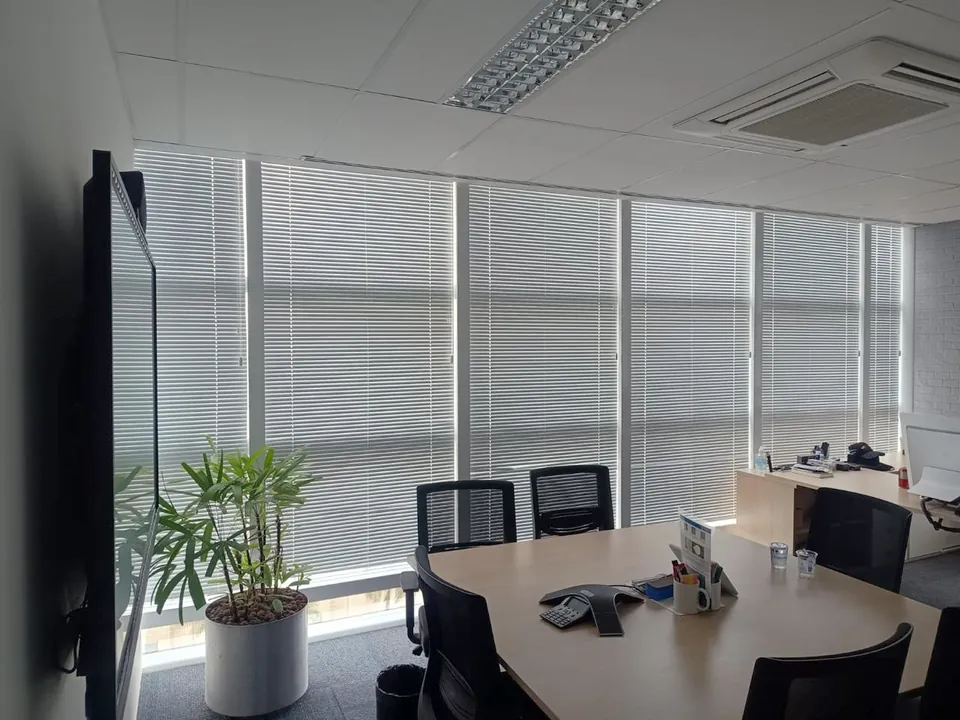 Persianas horizontais em sala de reunião corporativa