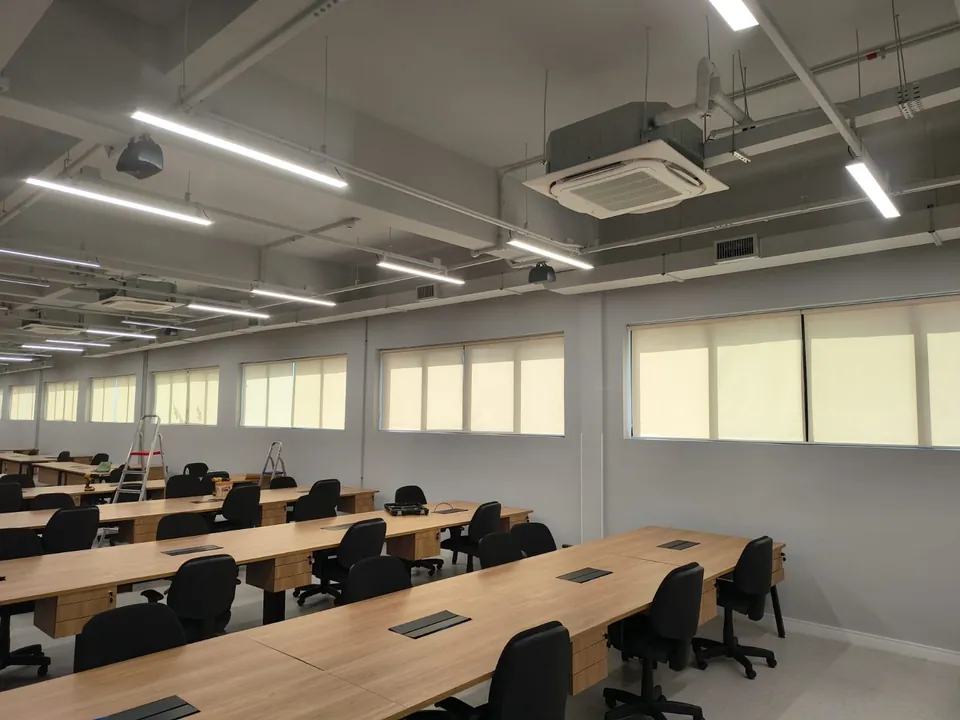 Persianas rolô em sala corporativa com estações de trabalho